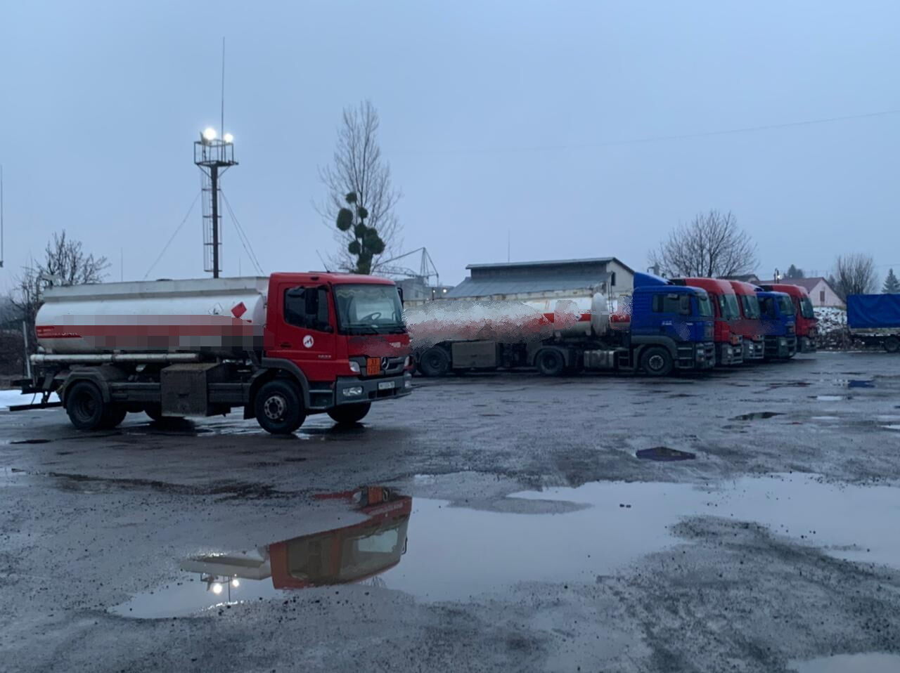 Поліцейські Закарпаття викрили групу зловмисників на масштабному збуті контрафактного пального