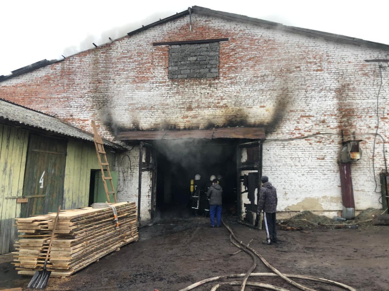 Івано-Франківська область: Рятувальники ліквідували пожежу дров в приміщенні котельні столярного цеху