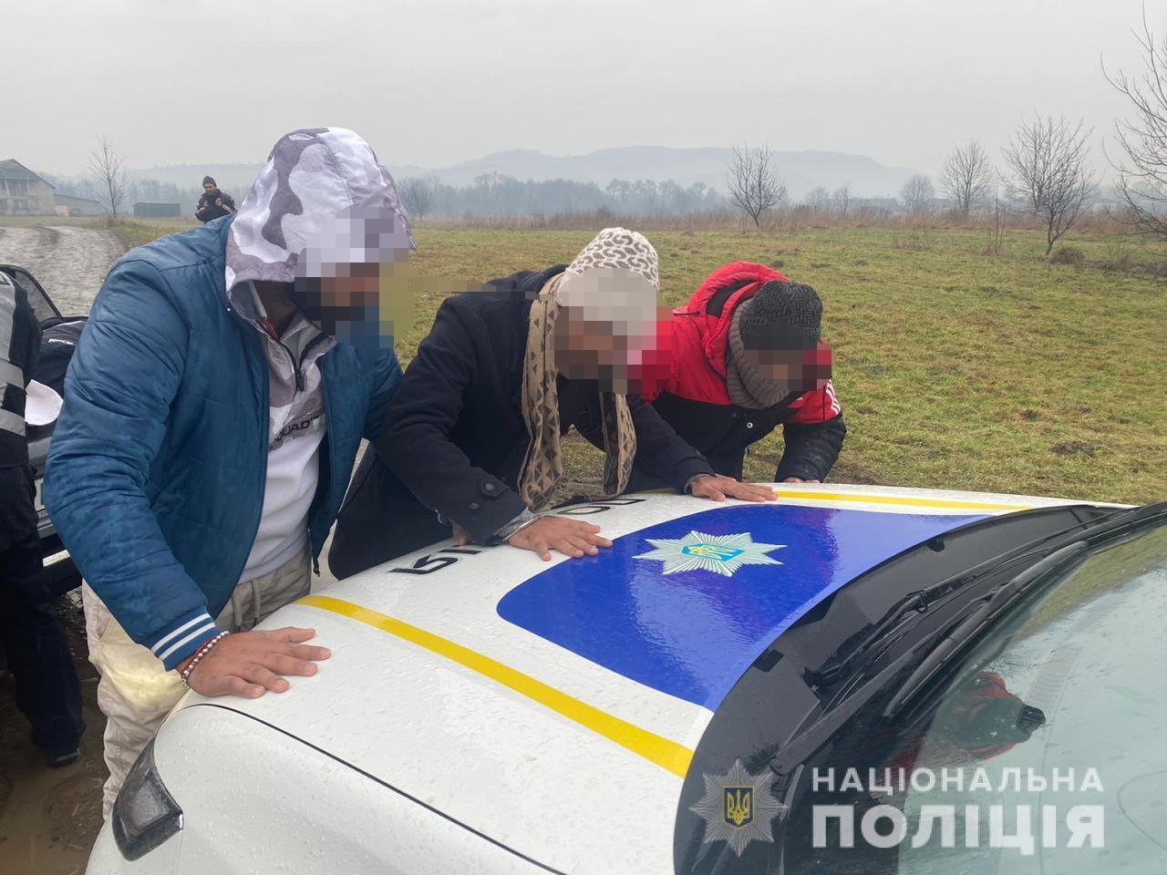 Поліцейські Закарпаття попередили незаконний перетин кордону трьома нелегалами