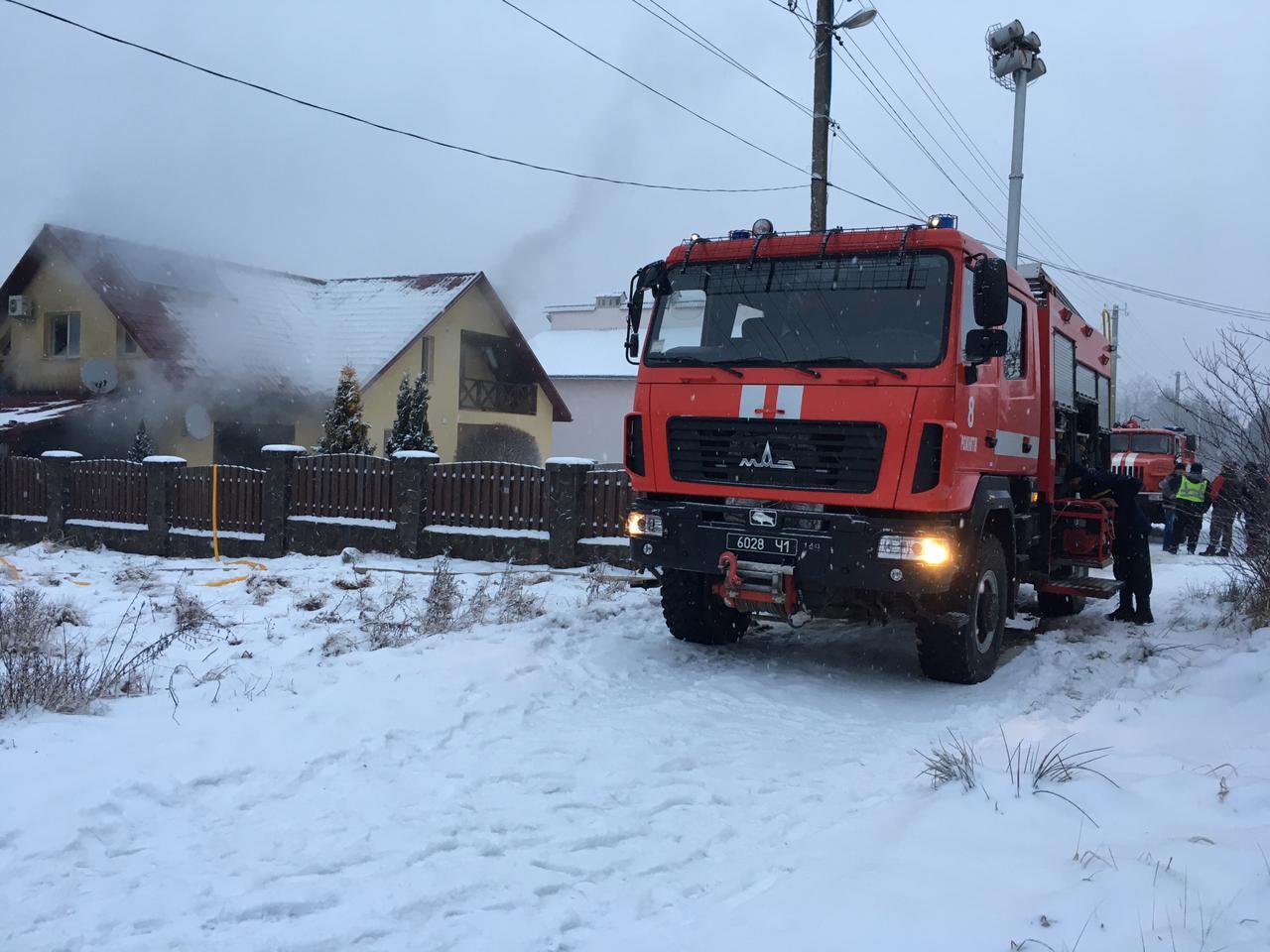 Івано-Франківська область: рятувальники ліквідували пожежу житлового будинку та автомобільного гаражу