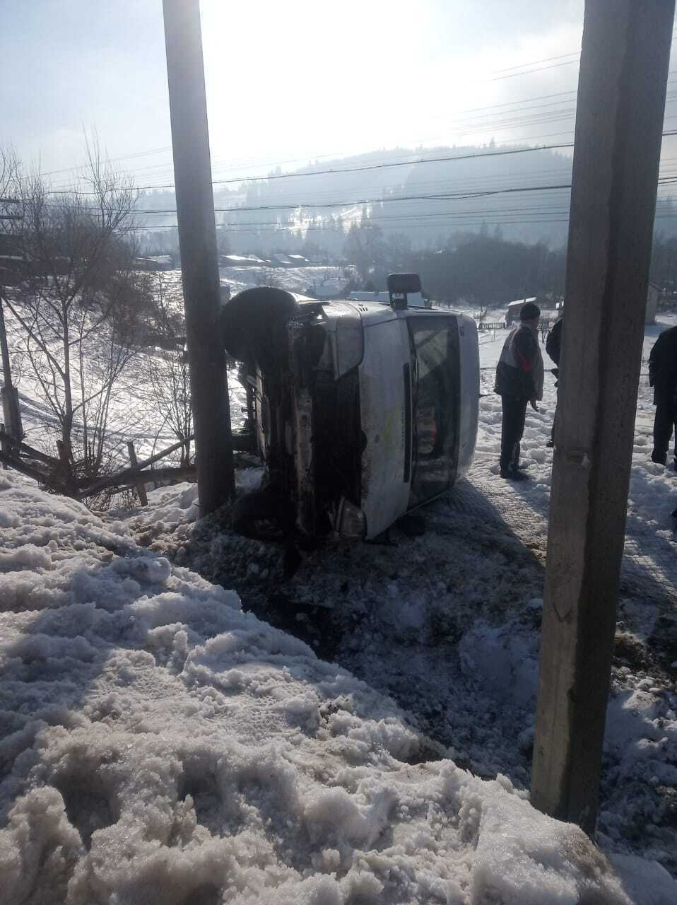 Івано-Франківська область: верховинські рятувальники надавали допомогу водієві автомобіля, який з’їхав в кювет та перекинувся