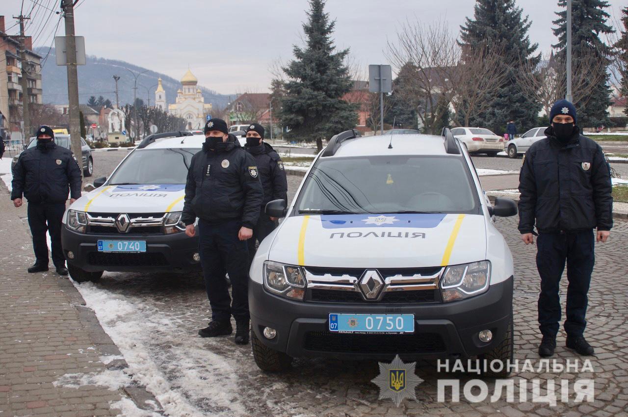 У Мукачеві поліцейським офіцерам громади вручили нові автомобілі