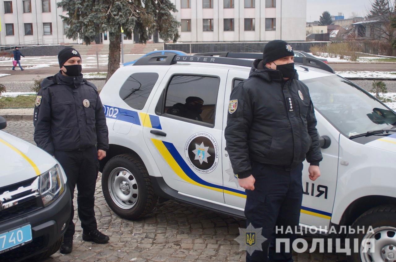У Мукачеві поліцейським офіцерам громади вручили нові автомобілі