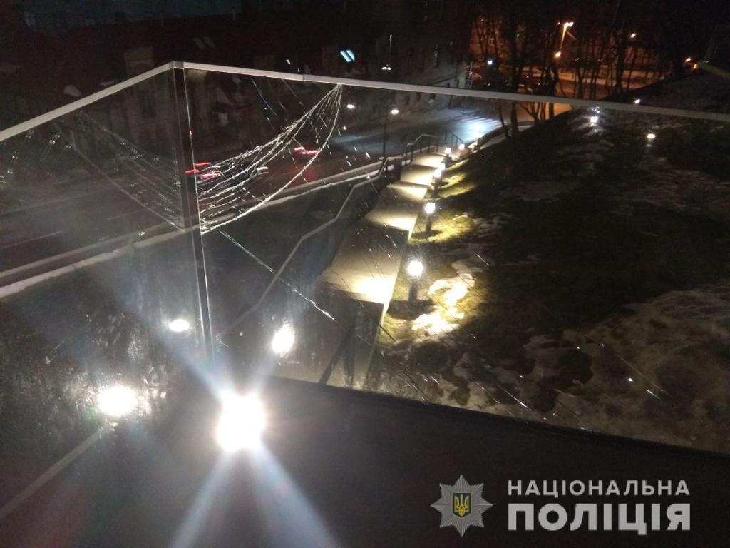 Поліцейські притягнули до відповідальності правопорушника, який пошкодив Меморіал Героїв Небесної Сотні у Львові