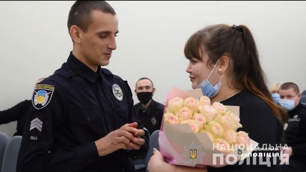 До Дня святого Валентина поліцейський з Одеси влаштував колезі романтичне освідчення