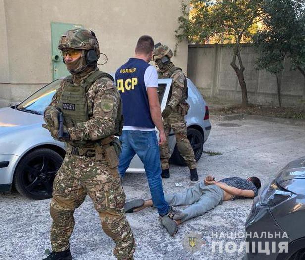 У Харкові поліція звершила розслідування щодо групи осіб, які вимагали у пластичного хірурга 100 тисяч доларів США