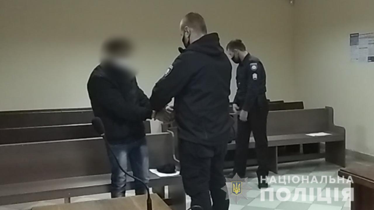 Поліцейські повідомили жителю Березівського району про підозру у зґвалтуванні літньої жінки