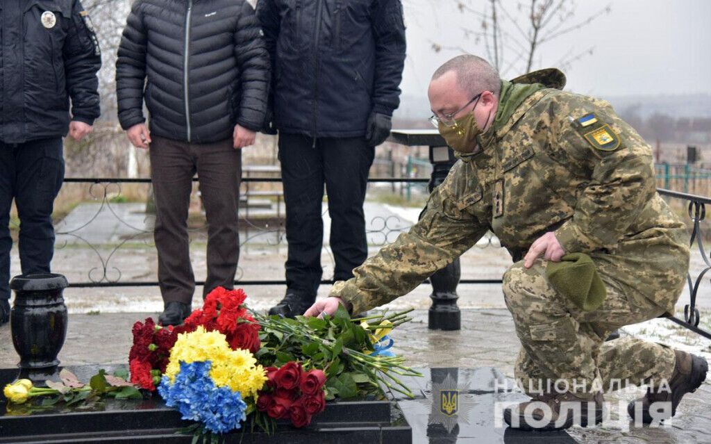 На Донеччині поліцейські вшанували пам’ять Євгена Юханова, який рятував людей ціною власного життя