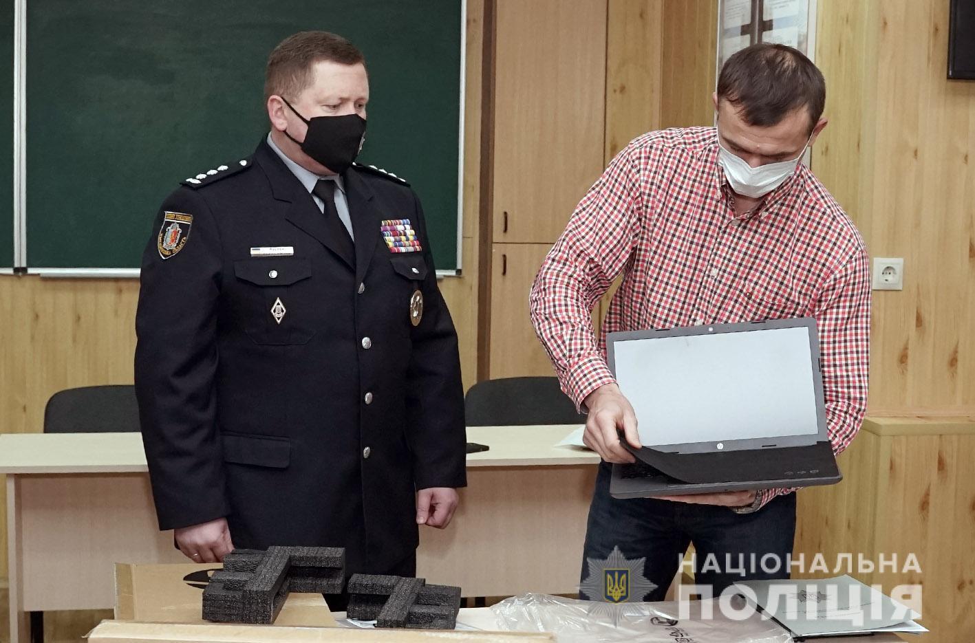 Поліція Хмельниччини отримала від Консультативної місії Євросоюзу комп’ютерну техніку для підрозділів дізнання