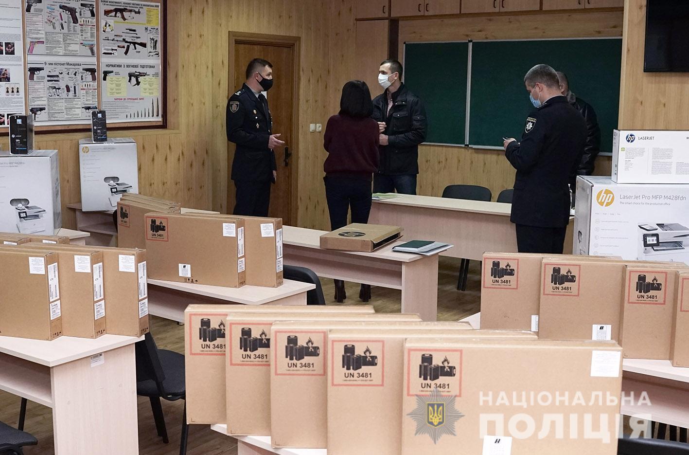 Поліція Хмельниччини отримала від Консультативної місії Євросоюзу комп’ютерну техніку для підрозділів дізнання