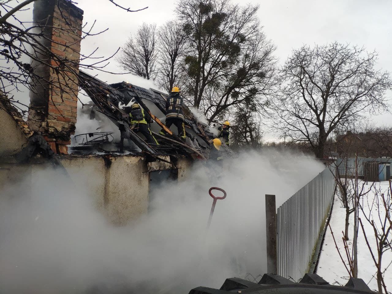 На Волині рятувальники ліквідували пожежу в господарській будівлі