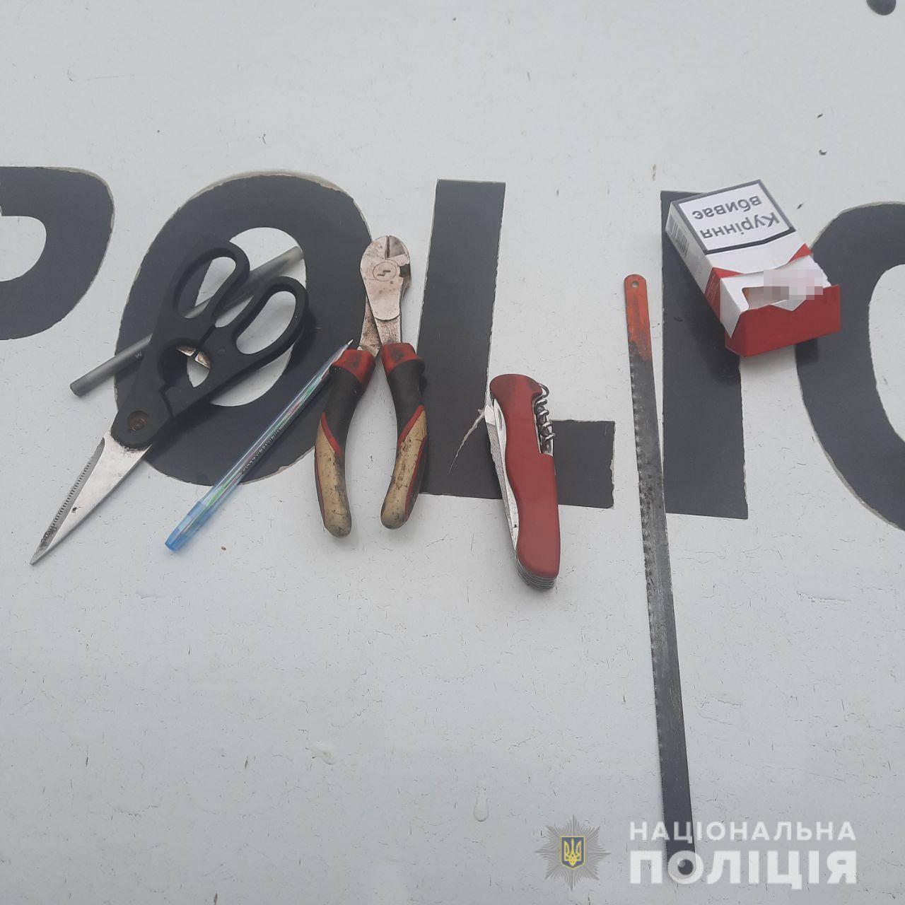 Поліцейські викрили трьох жителів Одещини у крадіжках з нафтопереробного заводу та автомобілів