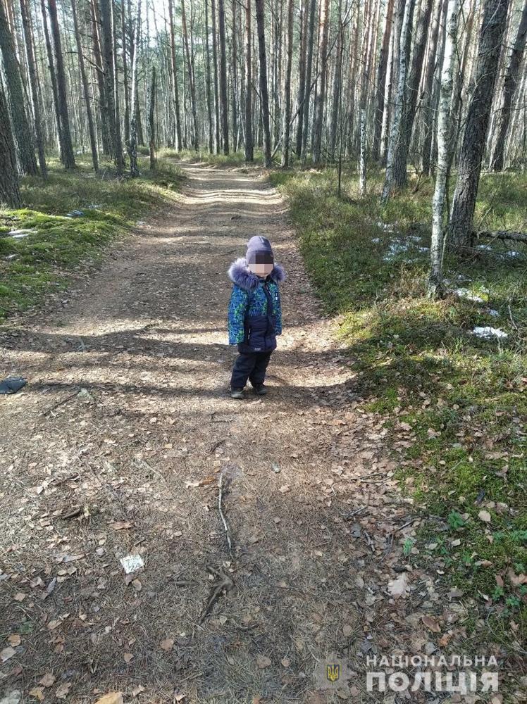 На Житомирщині поліцейські розшукали в лісі малюка