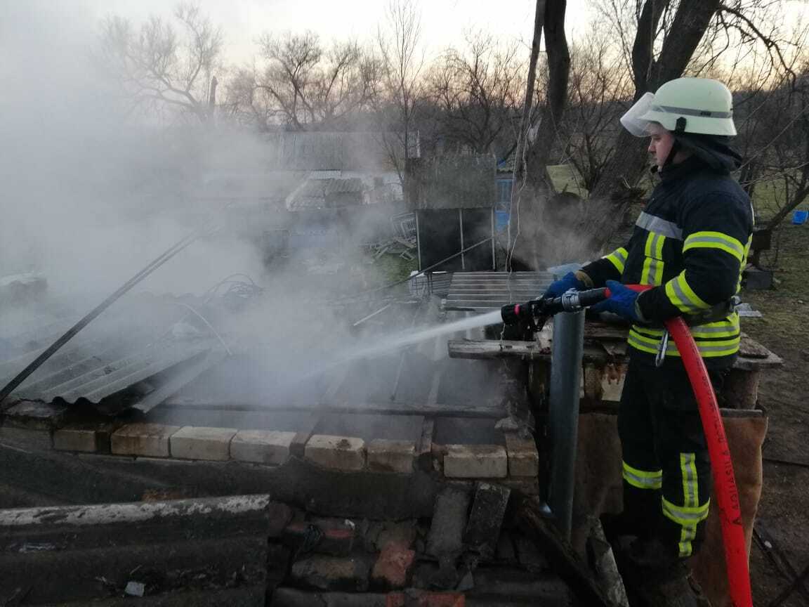 Херсонщина: у Великоолександрівському районі рятувальники ліквідували пожежу літньої кухні на території приватного домогосподарства