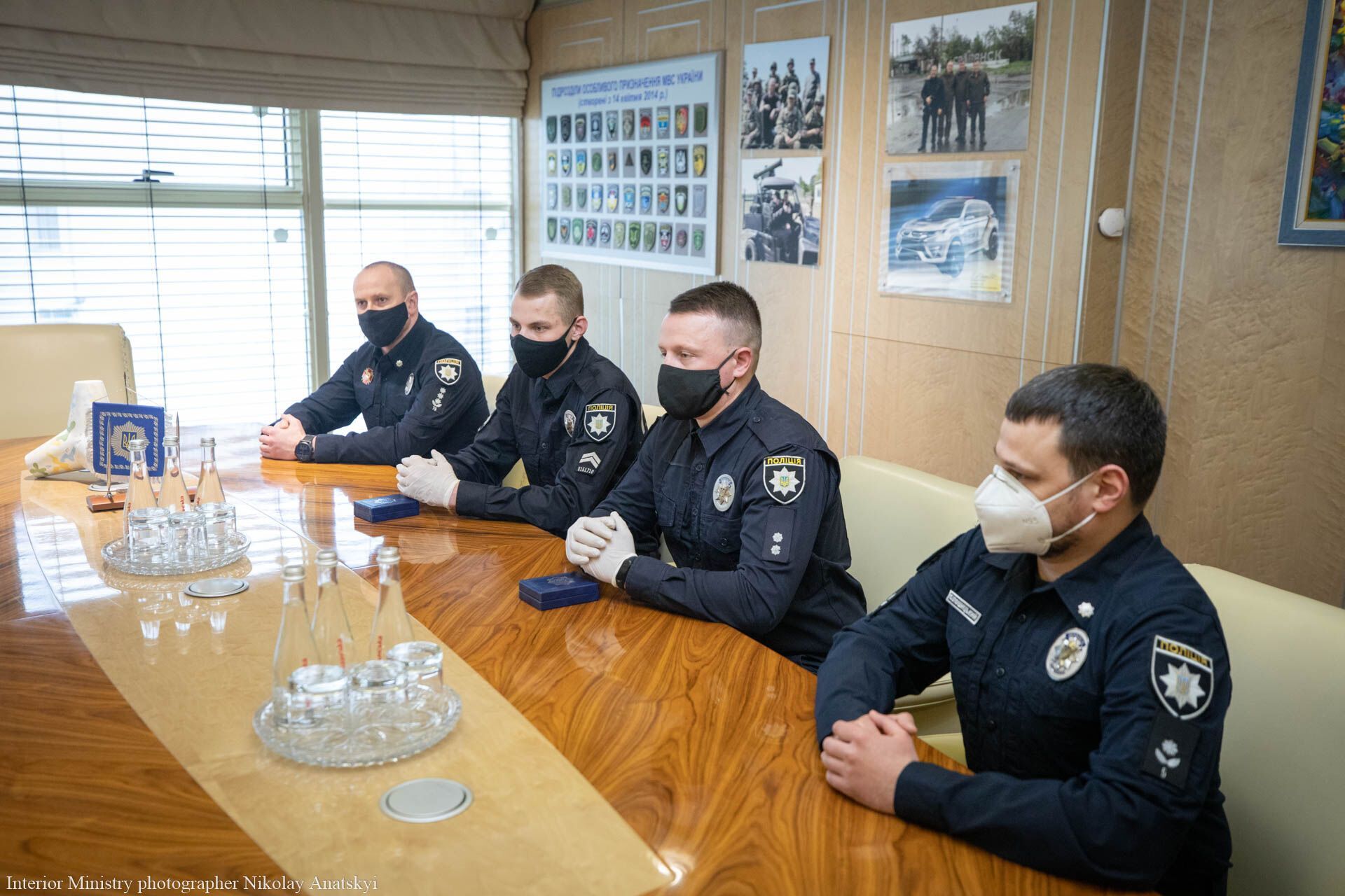 Арсен Аваков нагородив поліцейських, які витягли з-під криги трьох дорослих і дитину