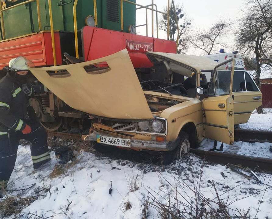 Вінницькі рятувальники провели аварійно-рятувальні роботи на залізничному переїзді