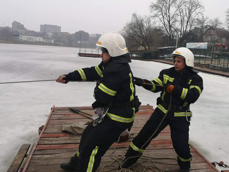 Вінниця: бійці ДСНС врятували з водойми людину