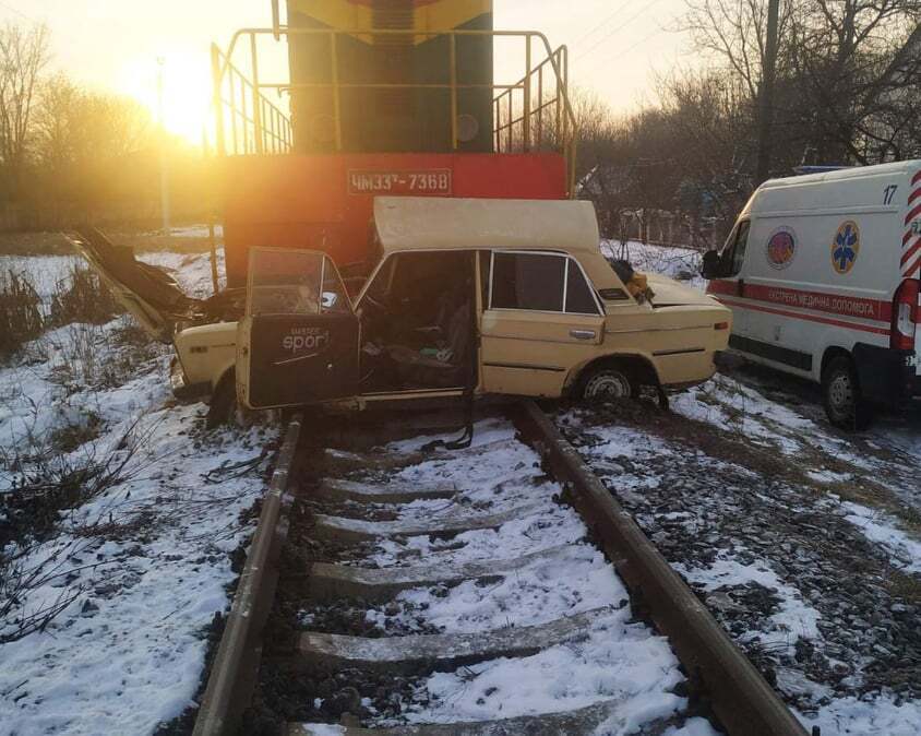 Вінницькі рятувальники провели аварійно-рятувальні роботи на залізничному переїзді