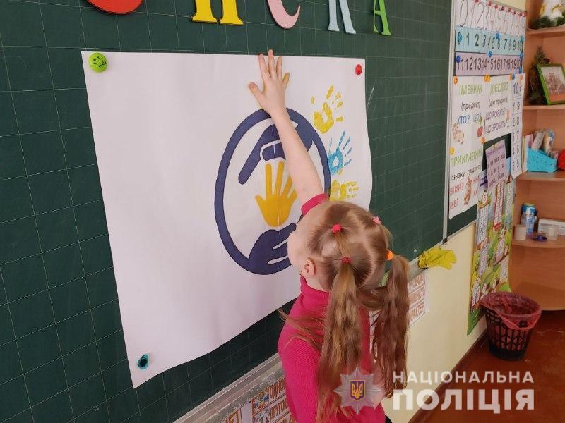 У Подільську на Одещині правоохоронці з маленькими школярами малювали вітальні листівки мамам до 8 березня та повторювали абетку безпеки