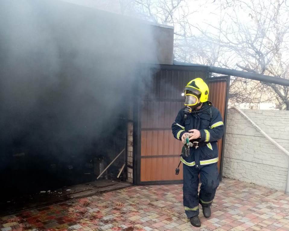 Дніпропетровська область: в селищі Піщанка рятувальники ліквідували пожежу в гаражі