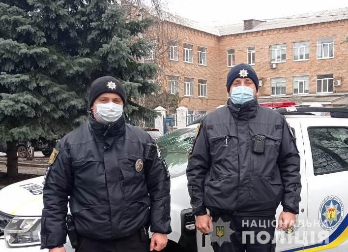 На Кіровоградщині поліцейські офіцери громади допомогли доправити до лікарні тяжко травмованого місцевого жителя