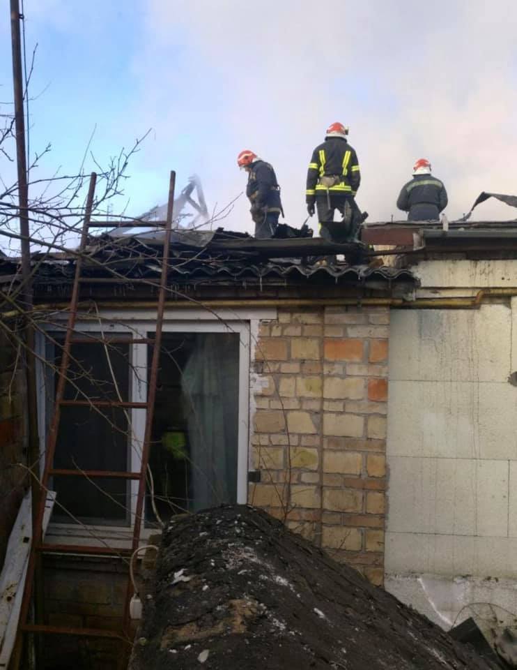 м.Київ: рятувальники ліквідували пожежу на території приватної садиби