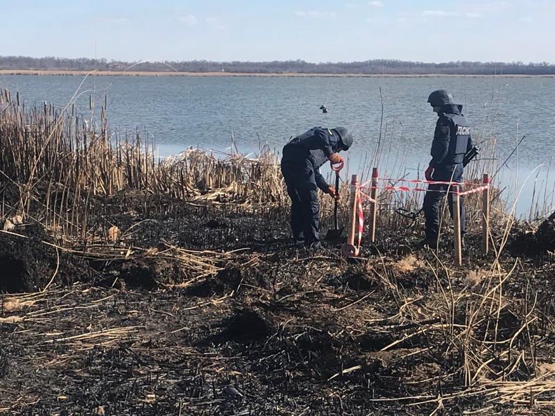 На Херсонщині сапери обласної ДСНС знищили артснаряд, виявлений на березі озера