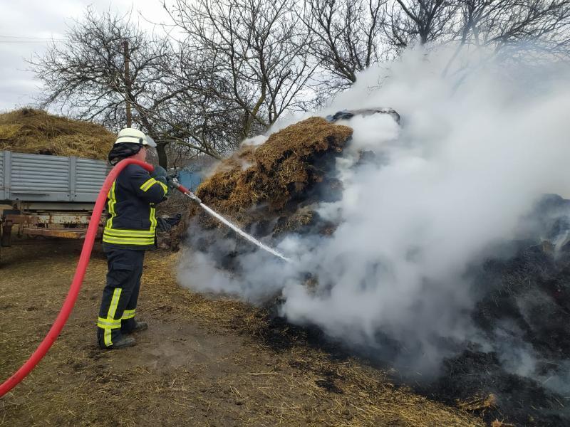 На Херсонщині вогнеборці ліквідували пожежу соломи у приватному домоволодінні