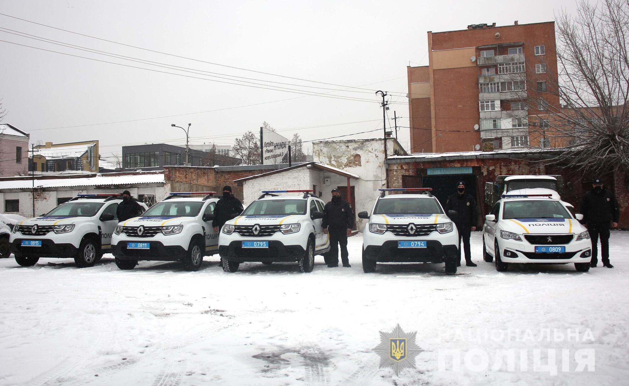 Автопарк поліцейських Рівненщини поповнився п’ятьма службовими авто
