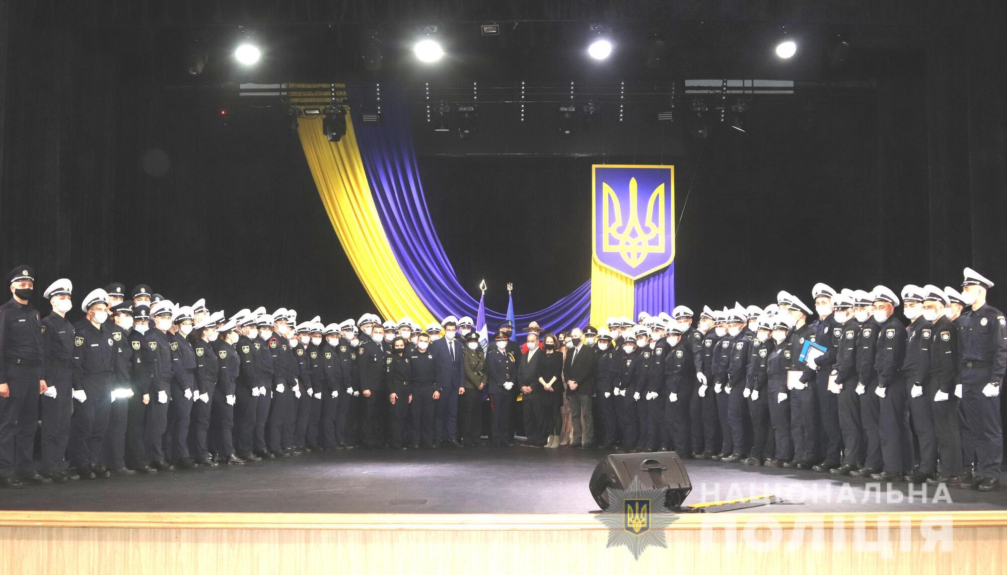 Ювілейний десятий випуск Рівненської академії патрульної поліції: присягу склав 81 патрульний 