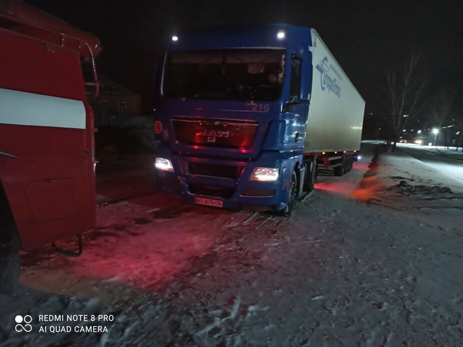 Рятувальники Кіровоградщини допомогали подолати складні ситуації на дорогах водіям автомобілів