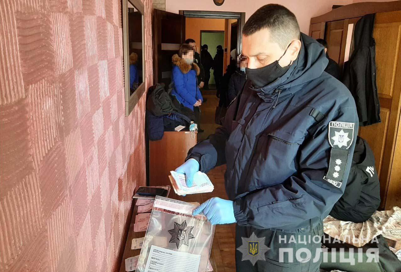Вінницькі поліцейські затримали організовану злочинну групу «телефонних» шахраїв, які ошукували пенсіонерів по всій Україні