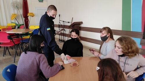 Донецька область: рятувальники розповіли школярам, що робити у разі виявлення вибухонебезпечних предметів