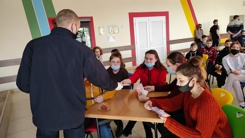 Донецька область: рятувальники розповіли школярам, що робити у разі виявлення вибухонебезпечних предметів