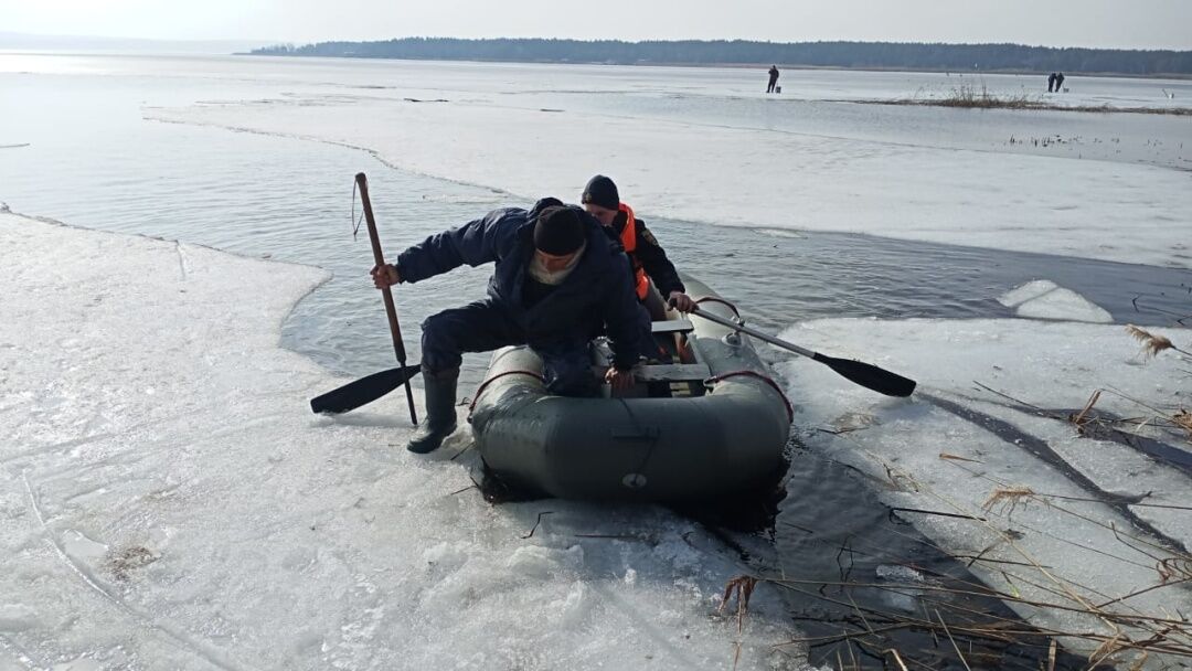 На Київщині врятували шістьох рибалок з відколотої крижини