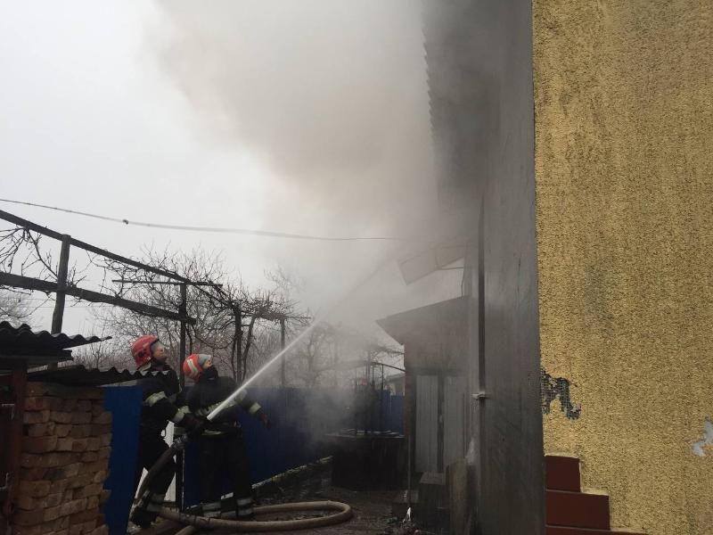 Чернівецька область: ліквідовано пожежу в гаражі, прибудованому до житлового будинку