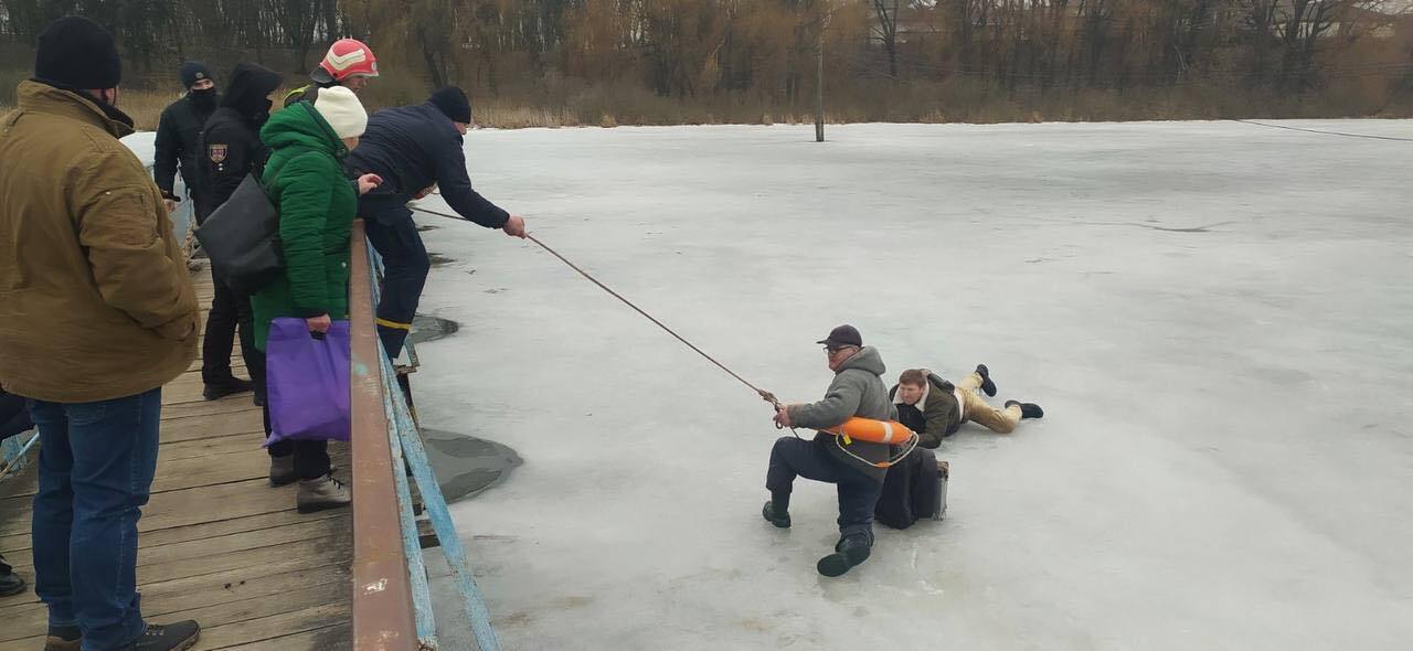 На Вінниччині врятовано двох людей, які провалилися під кригу
