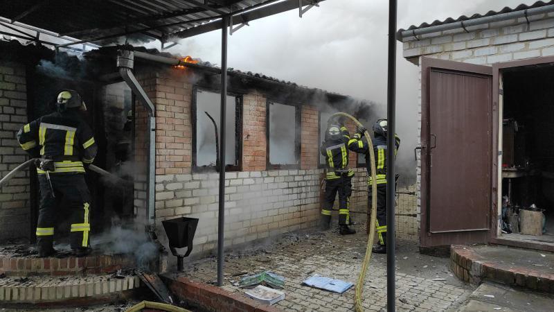 Донецька область: вогнеборці ліквідували пожежу у літній кухні