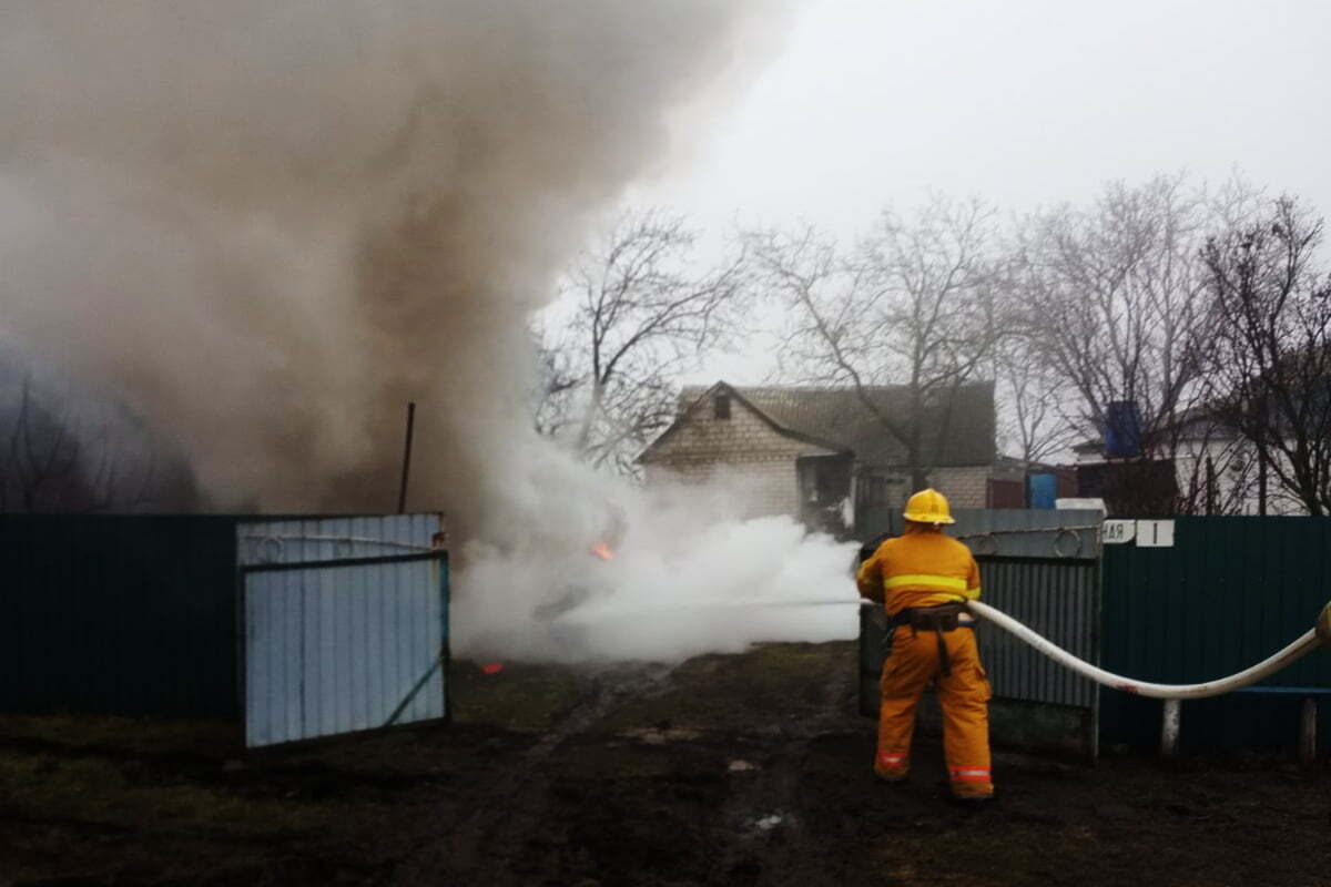 Дніпропетровська область: рятувальники ліквідували пожежу на території житлового сектору