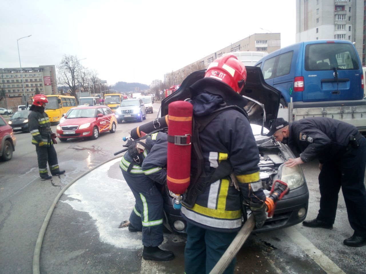 м. Львів: вогнеборці ліквідували пожежу в автомобілі