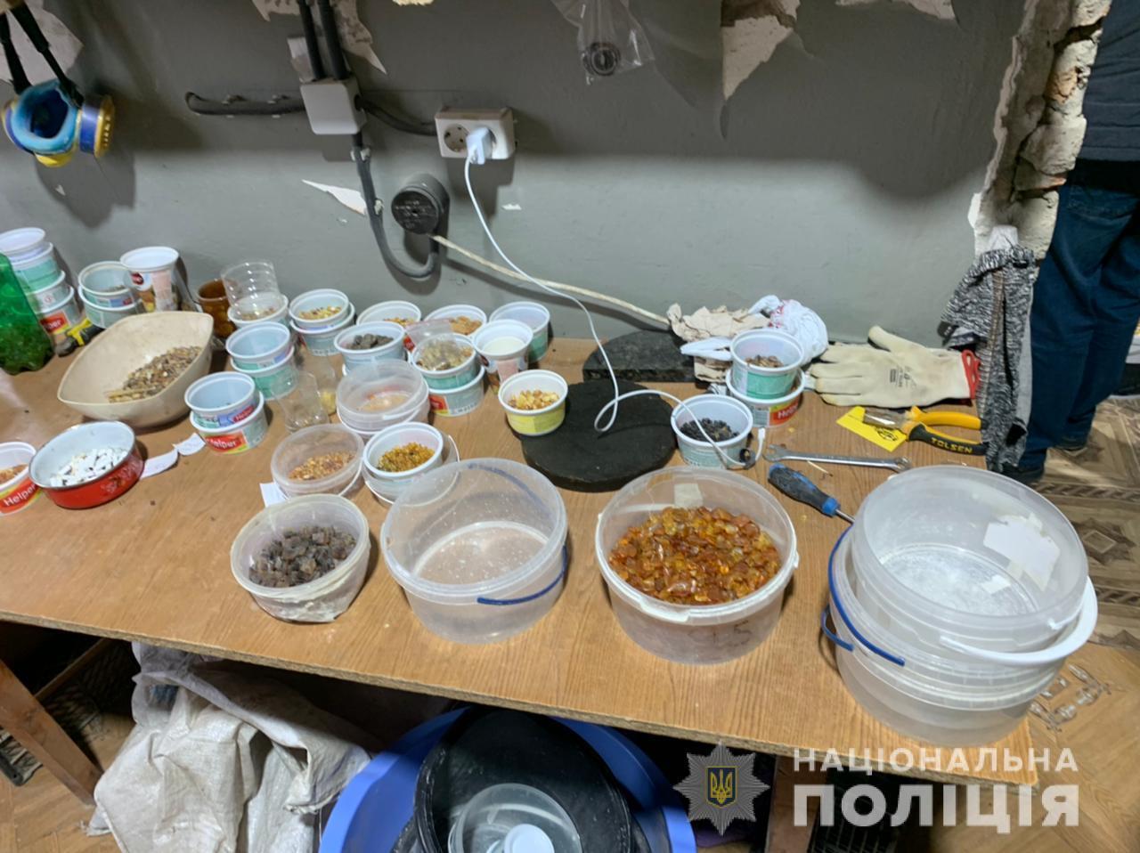 На Рівненщині правоохоронці вилучили понад 240 кілограмів бурштину вартістю два мільйони гривень