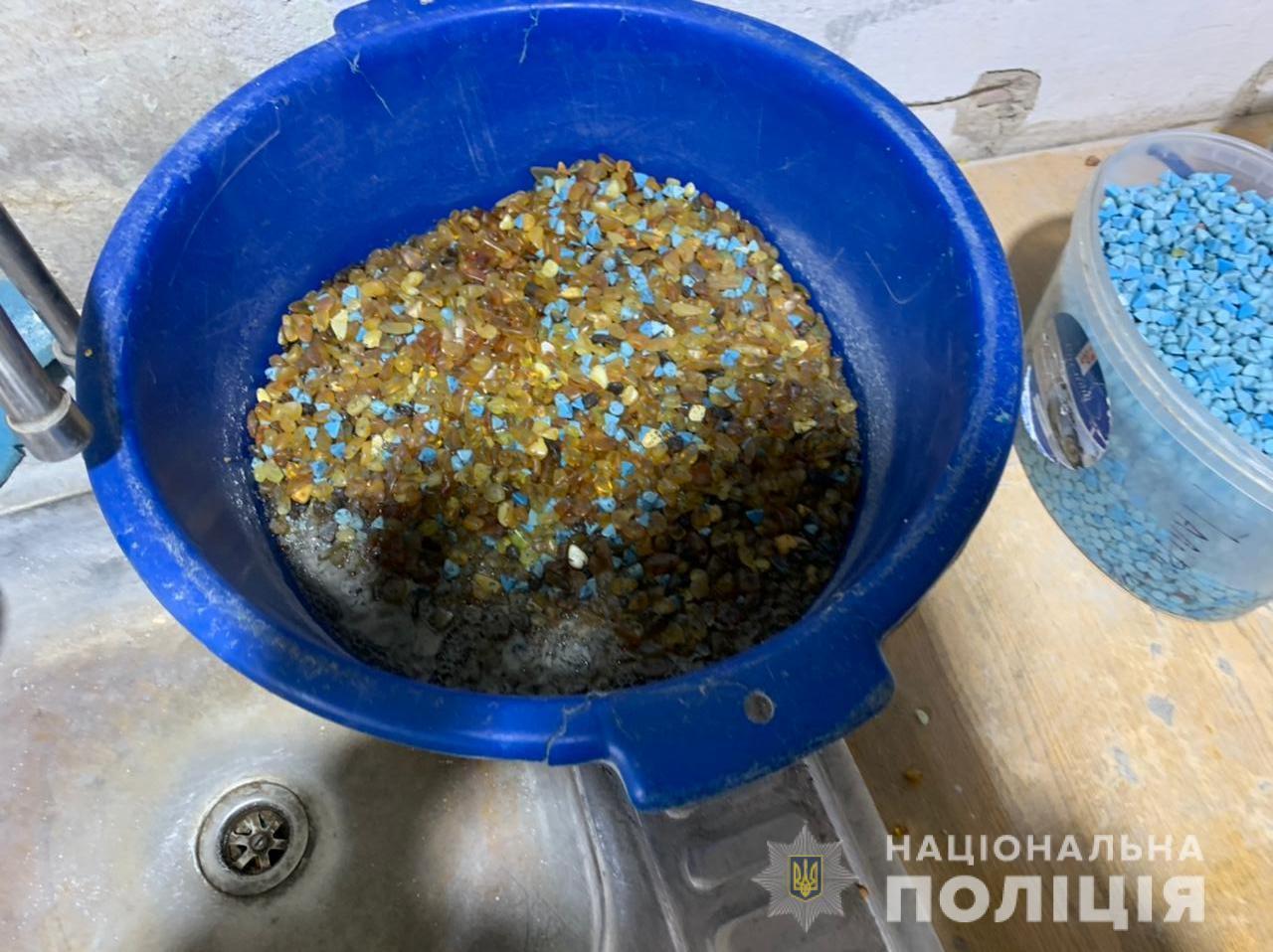 На Рівненщині правоохоронці вилучили понад 240 кілограмів бурштину вартістю два мільйони гривень