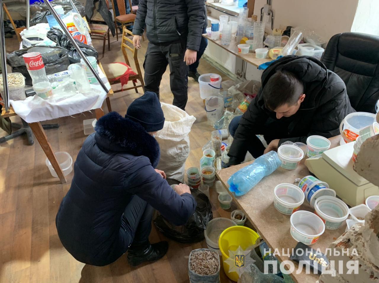 На Рівненщині правоохоронці вилучили понад 240 кілограмів бурштину вартістю два мільйони гривень