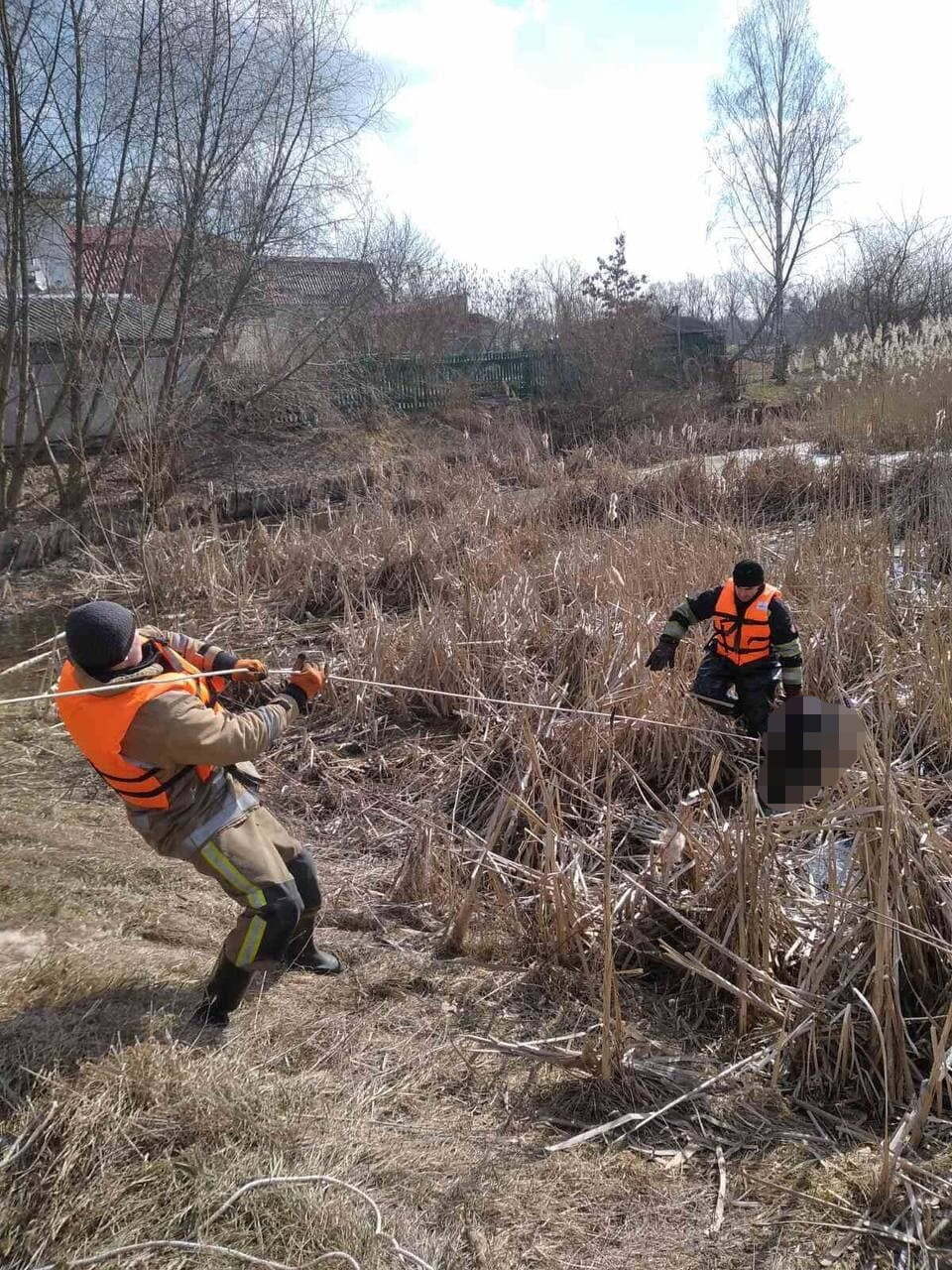 Київська область: рятувальники вилучили з водойми тіло жінки