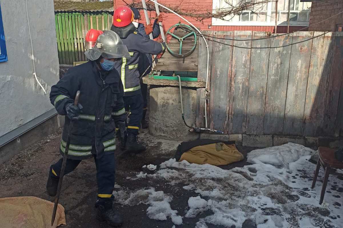 Чернігівська область: рятувальники дістали з колодязя тіло 81-річної жінки