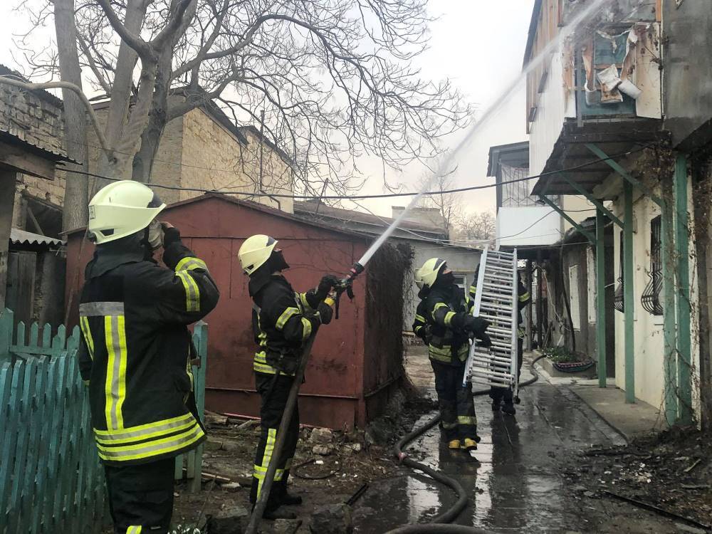 м. Одеса: рятувальники ліквідували загорання у двоповерховому житловому будинку