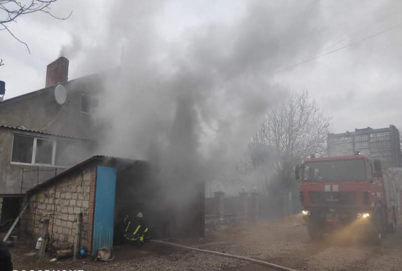 Вінницькі рятувальники ліквідували пожежу в житловому будинку