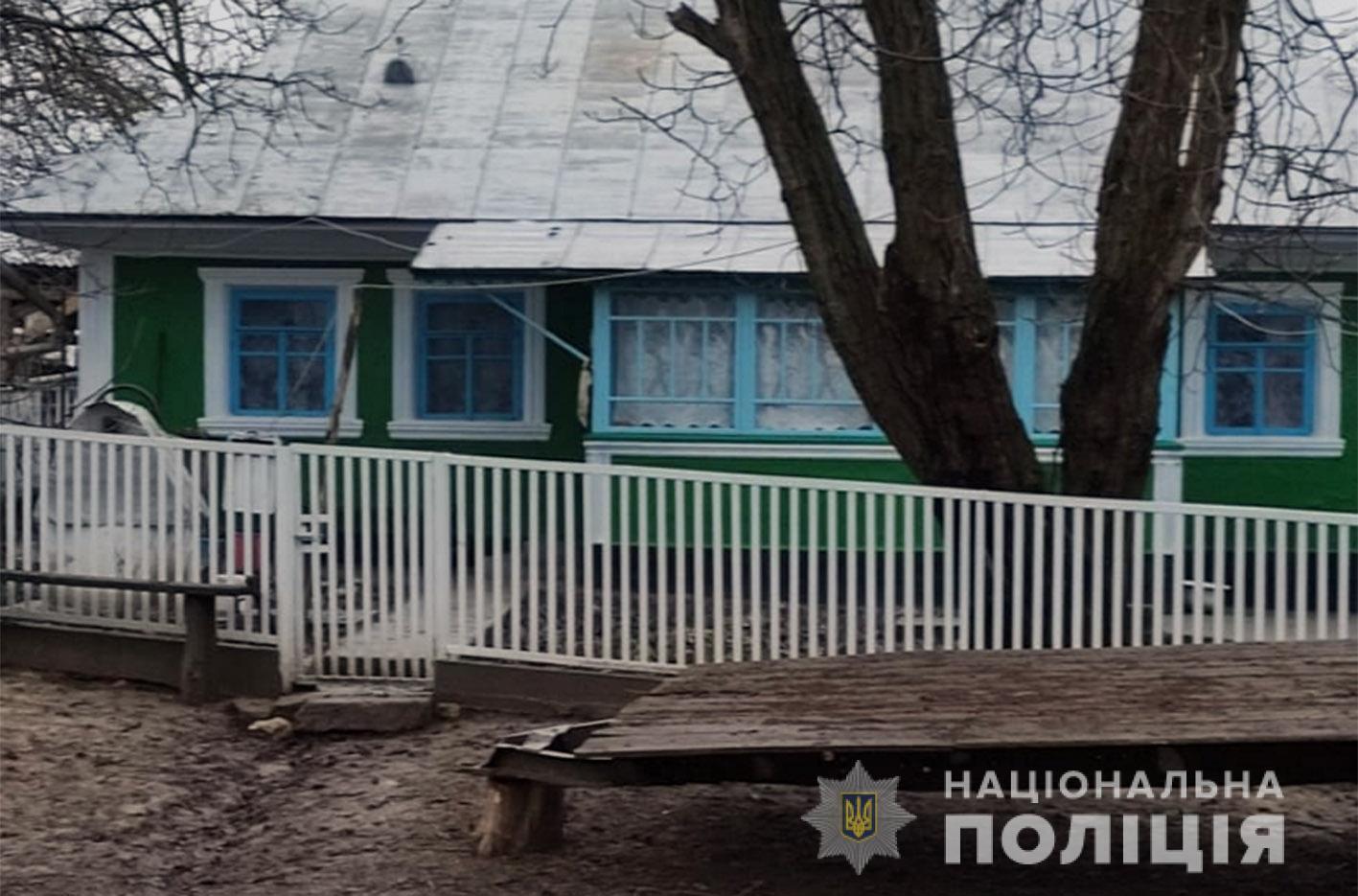 На Хмельниччині дільничний врятував двох пенсіонерів від пожежі