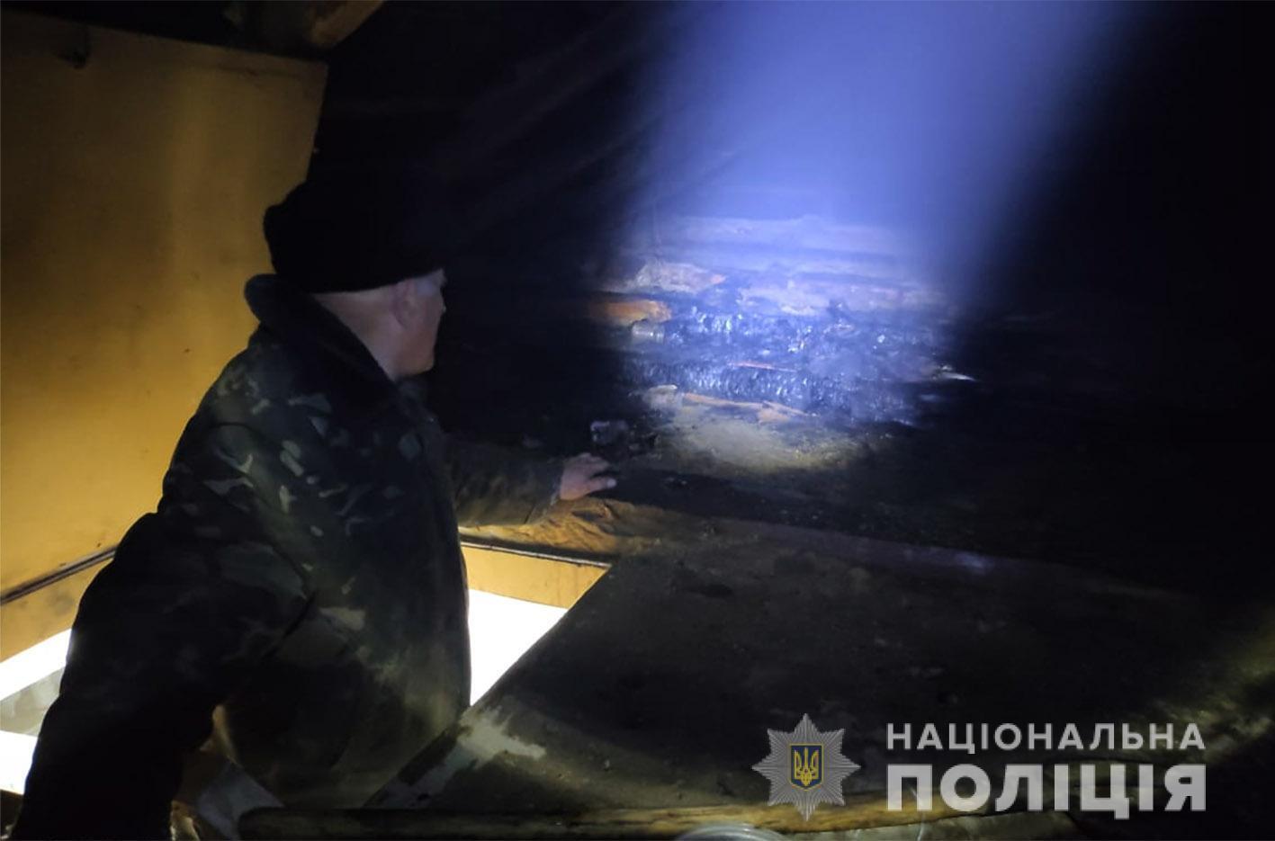 На Хмельниччині дільничний врятував двох пенсіонерів від пожежі