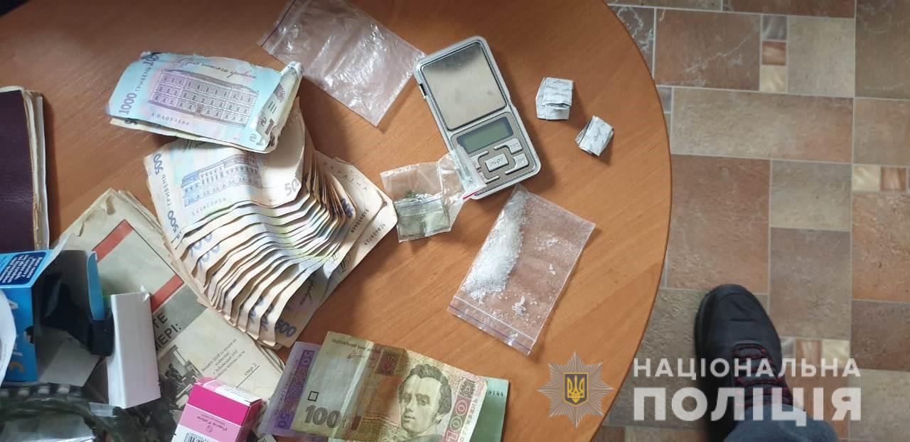 На Дніпропетровщині поліцейські встановили трьох збувачів наркотиків